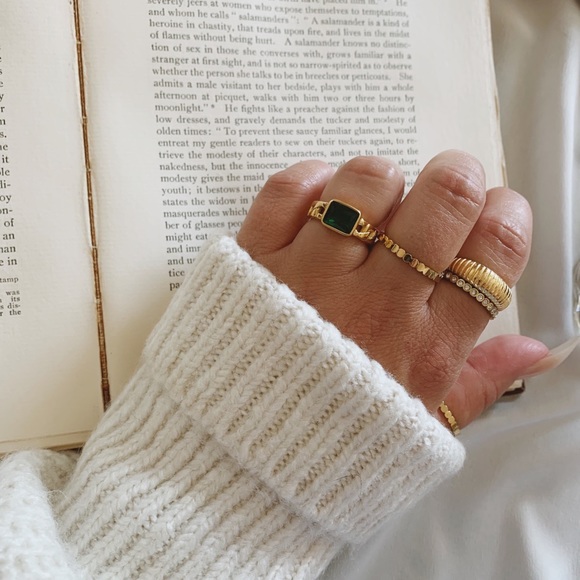 Gold ribbed vintage inspired ring - Picture 5 of 6